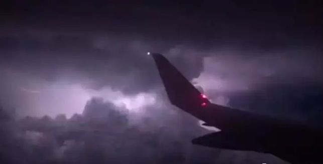 突发连环车祸空中惊魂，发生连环车祸 